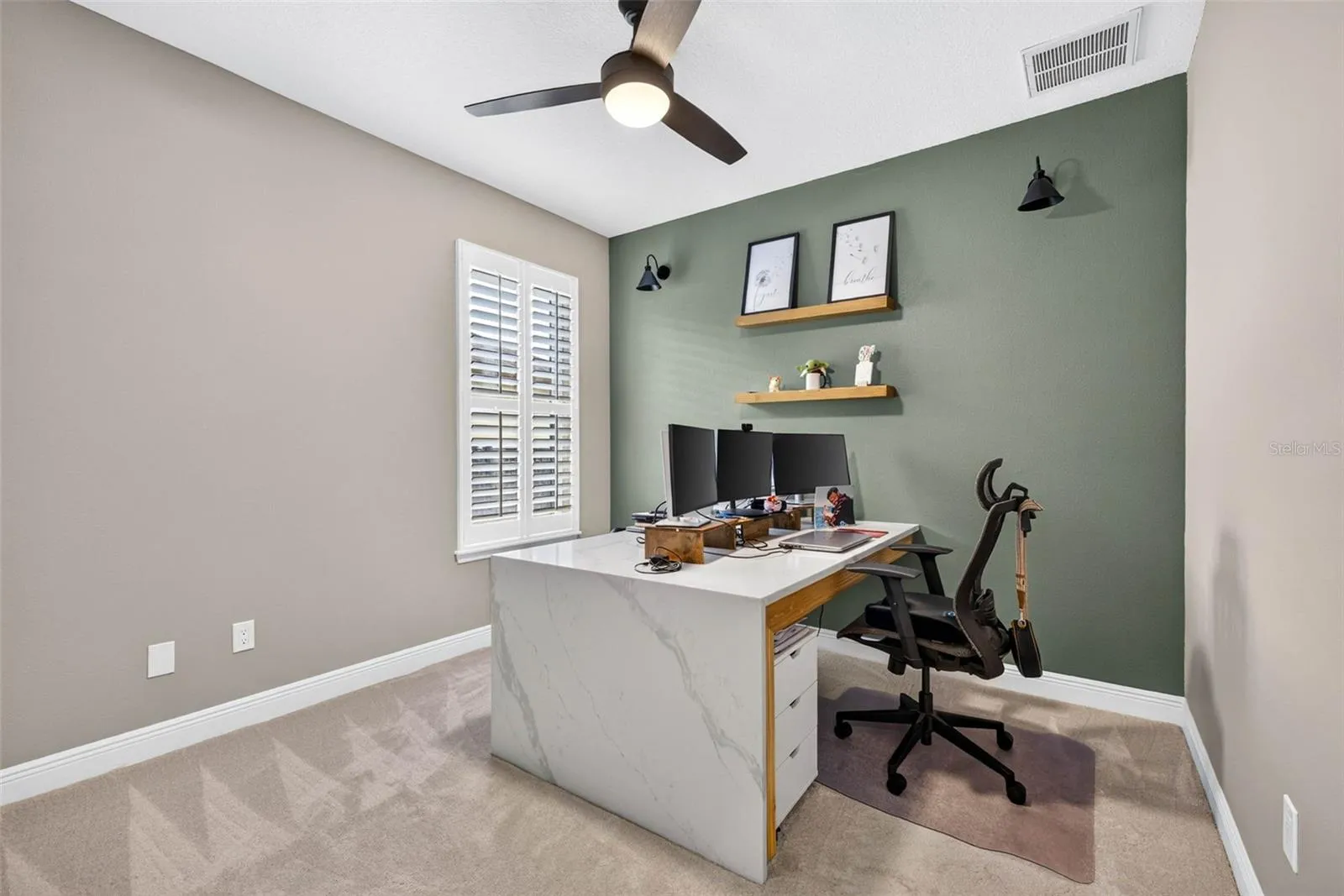 Bedroom 2 with build in desk