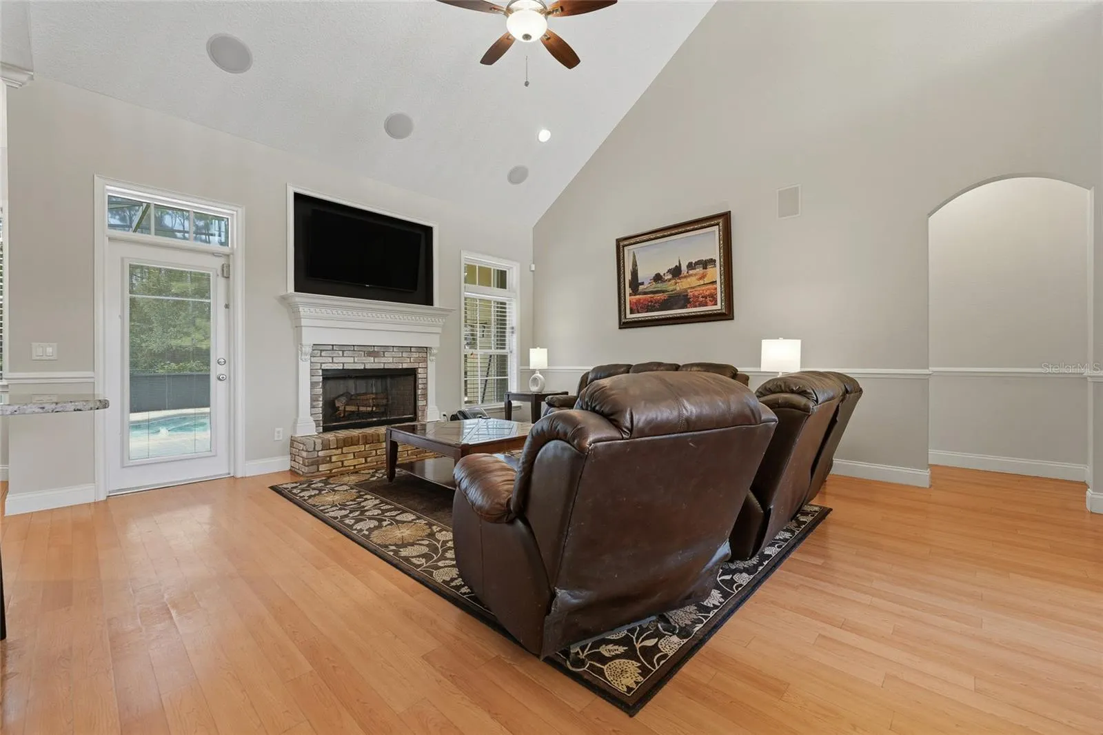 Living Room with fireplace