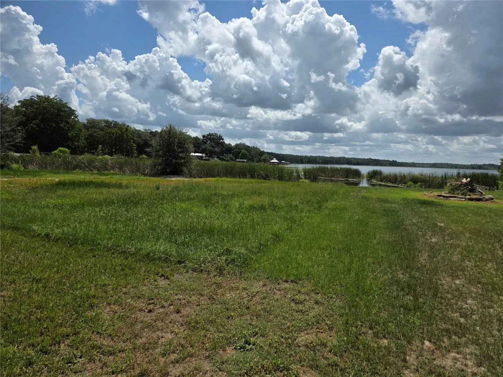 It's a large property where you can enjoy family or picnic time. There is also a boat launch area.