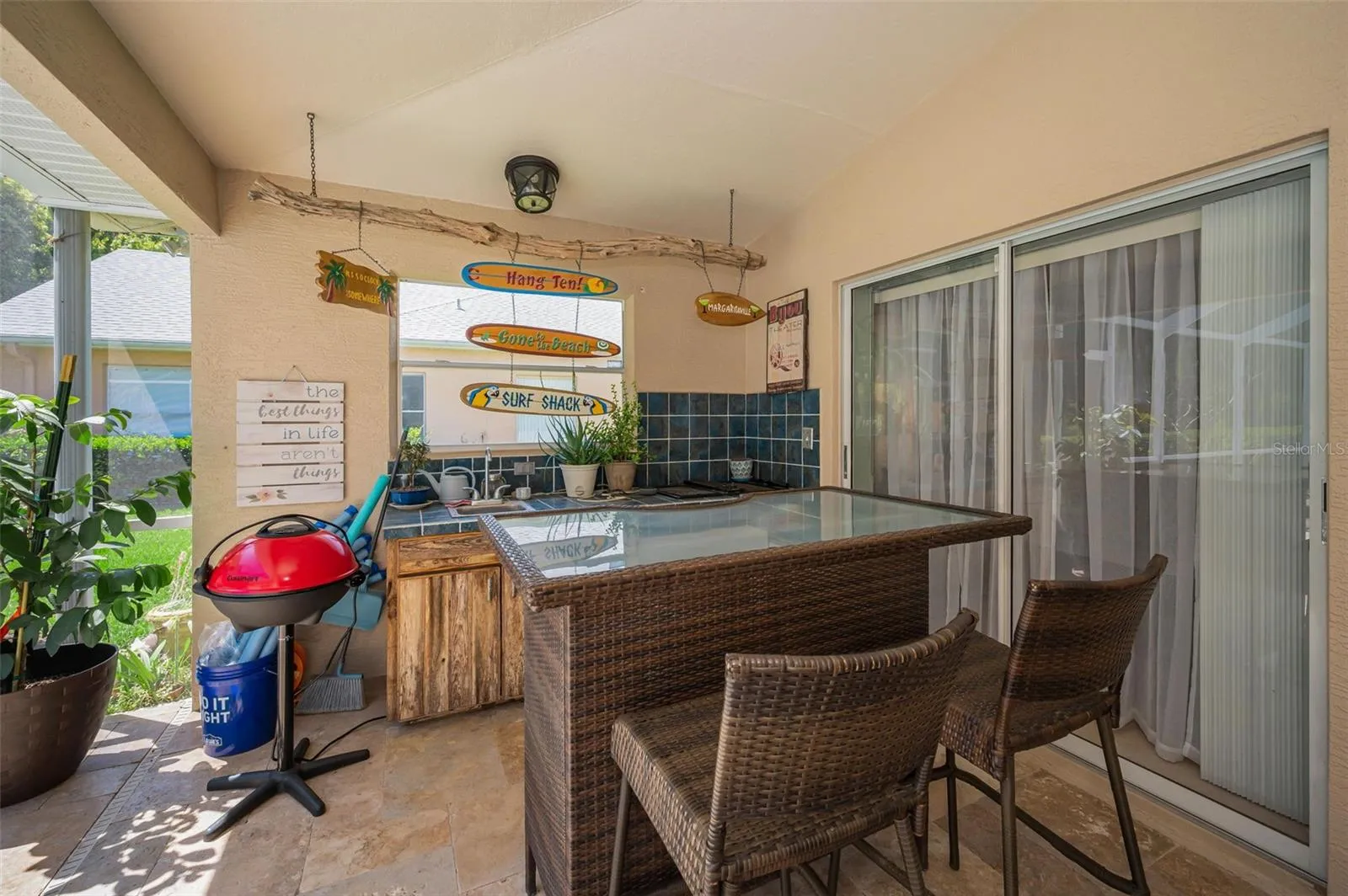 Spacious Covered  Screened in Lanai - Outdoor Kitchen