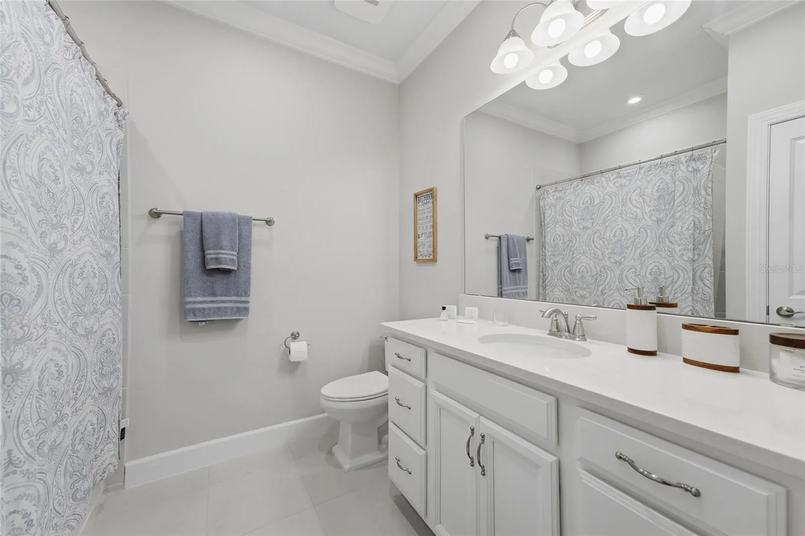 Guest ensuite bath w/tub/shower combo