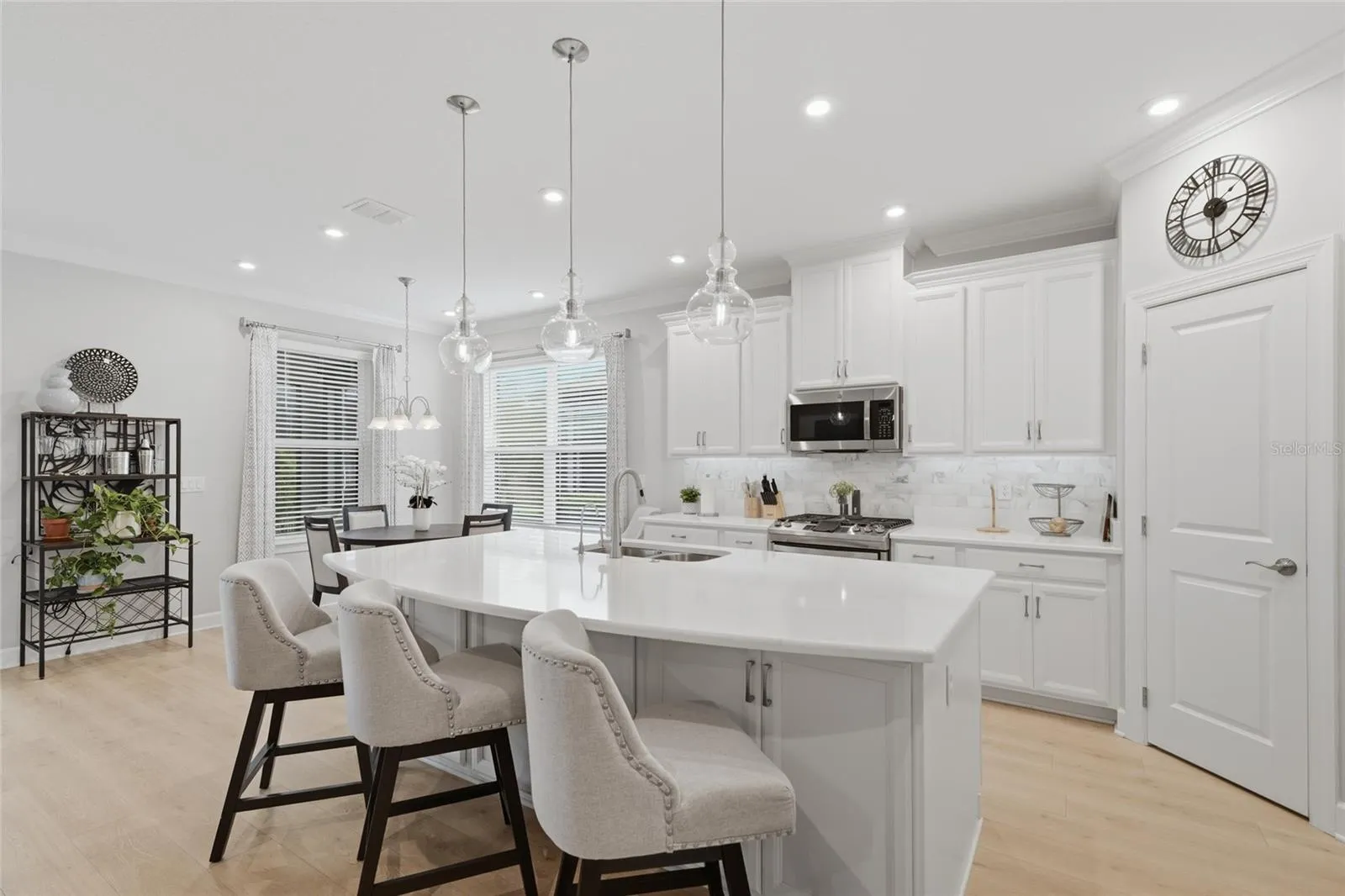 Breakfast bar w/ lots of counter space &amp; seating