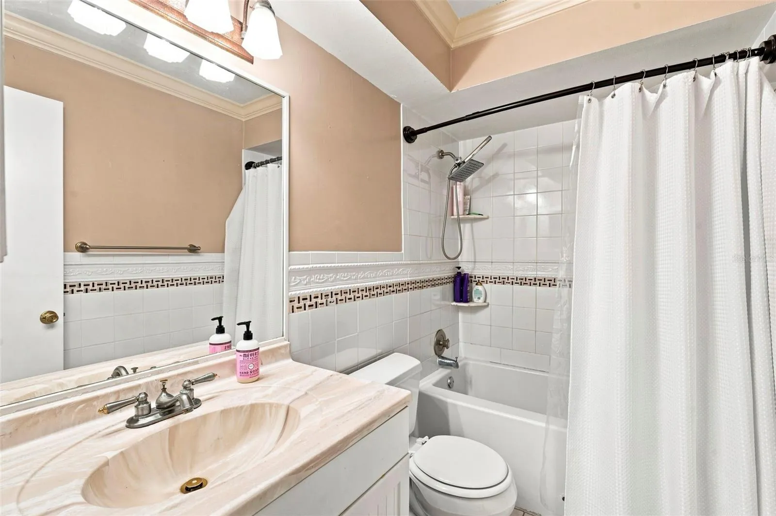 Upstairs Full Bathroom.