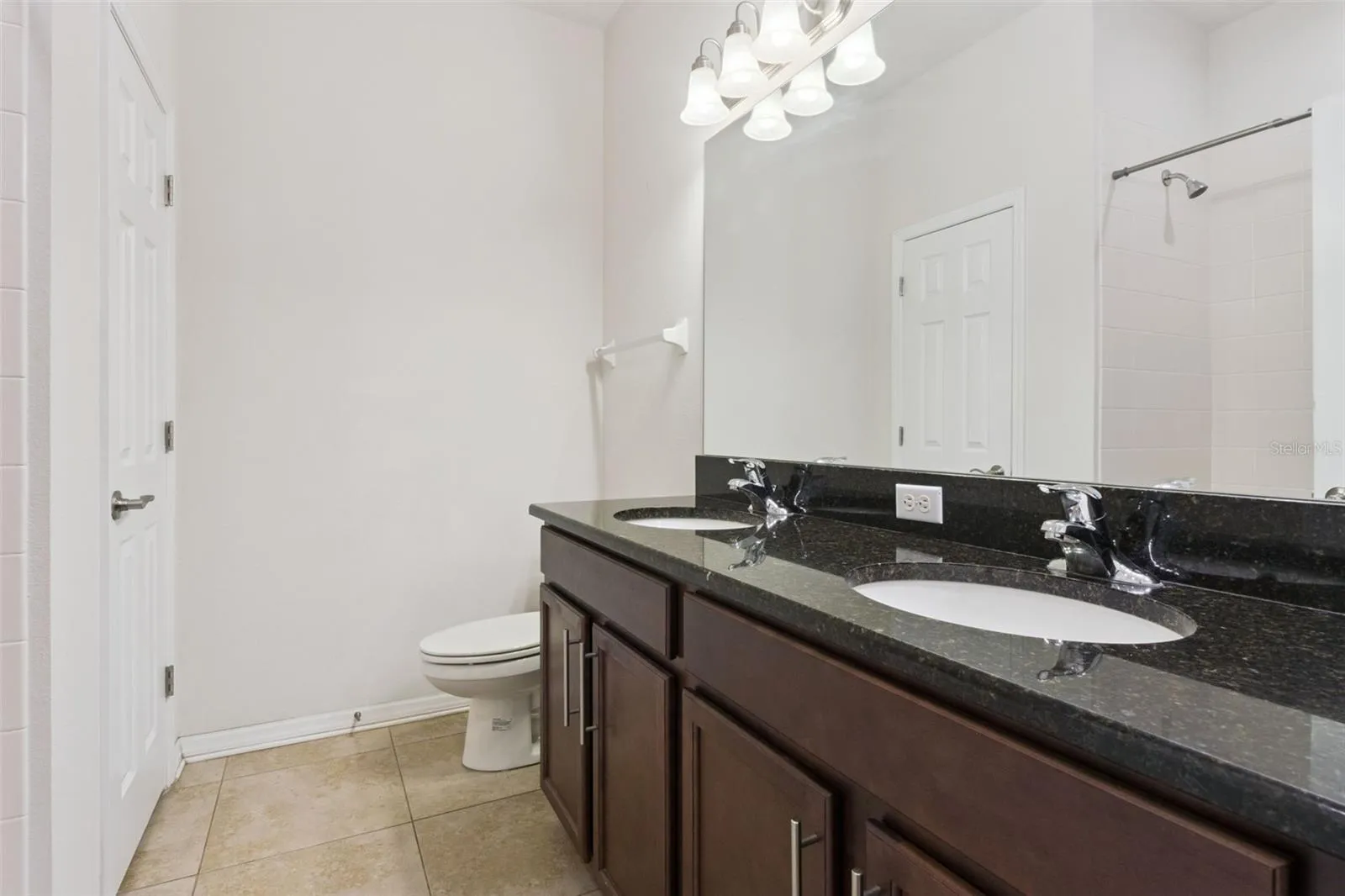 Dual sinks, Closet &amp; Shower/Tub Stall