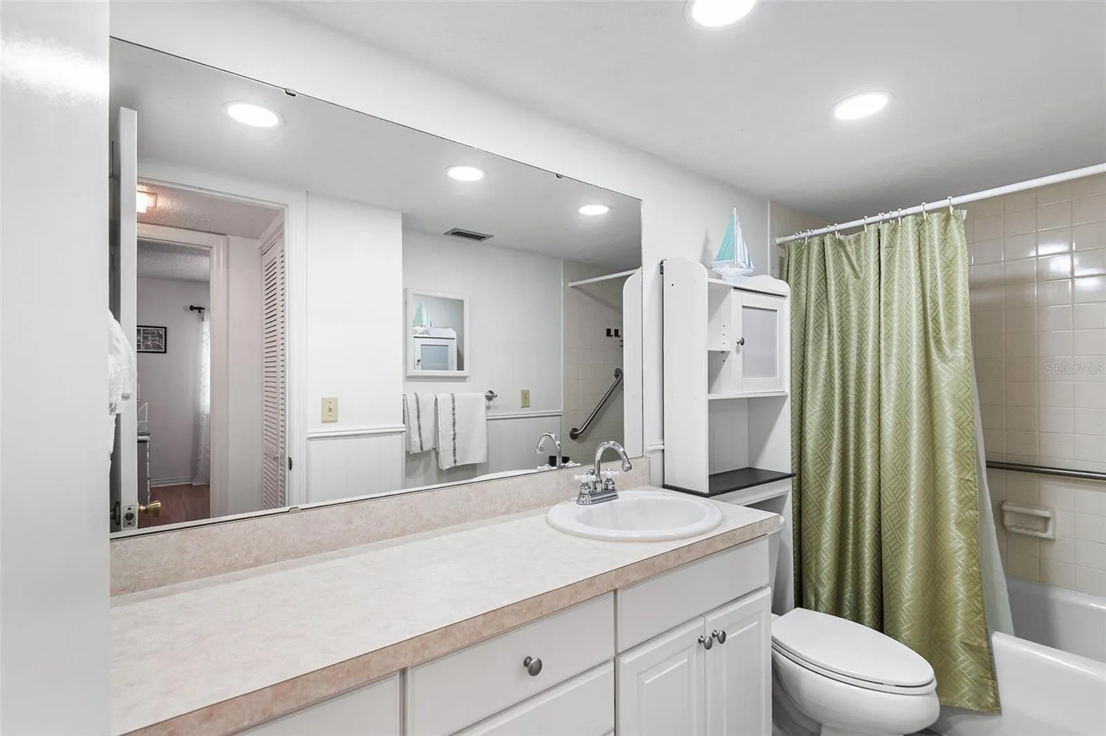HALL/2ND BATH WITH TUB SHOWER COMBO