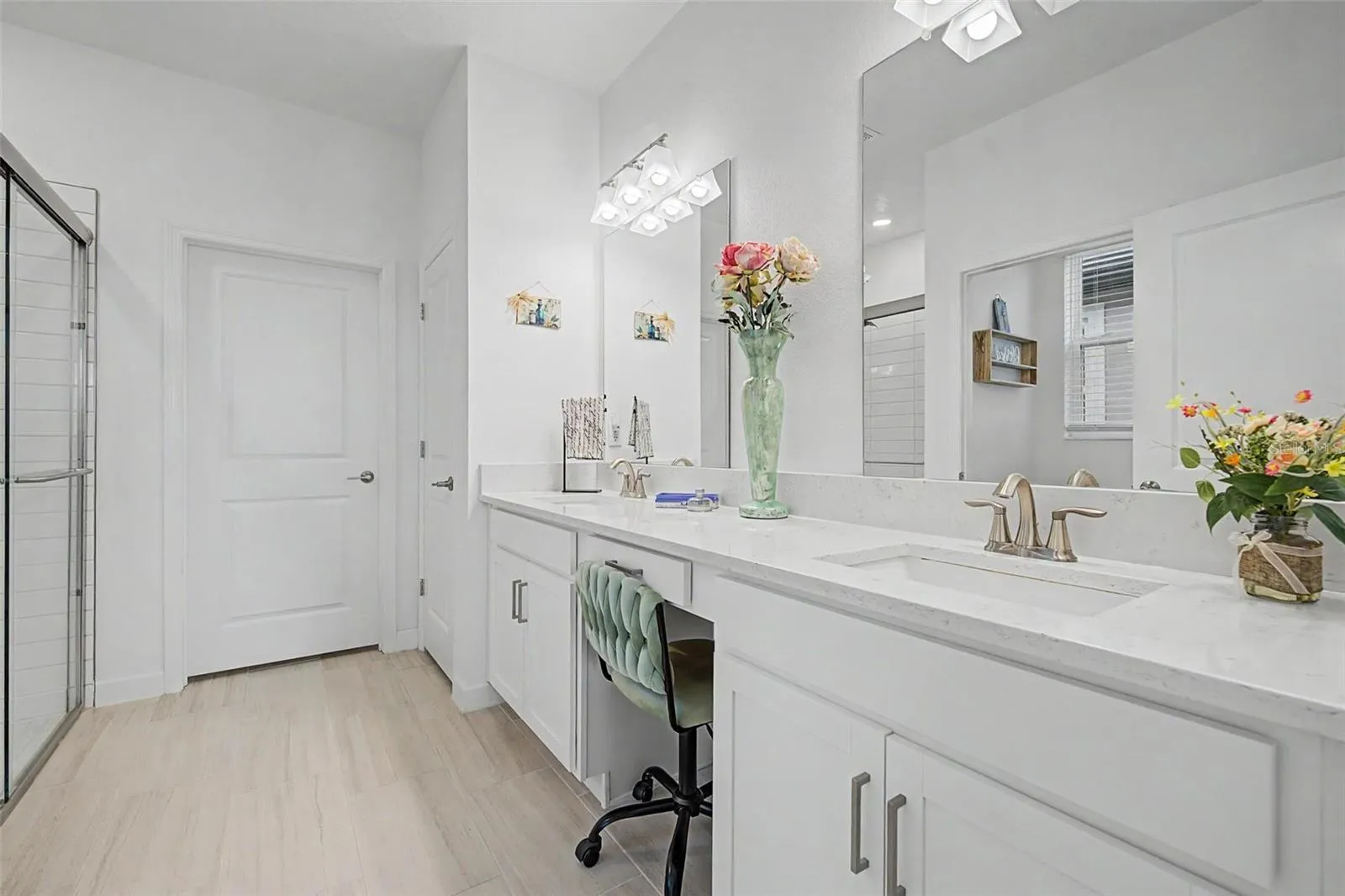 Large Primary en-suite with dual sinks and Quartz countertops