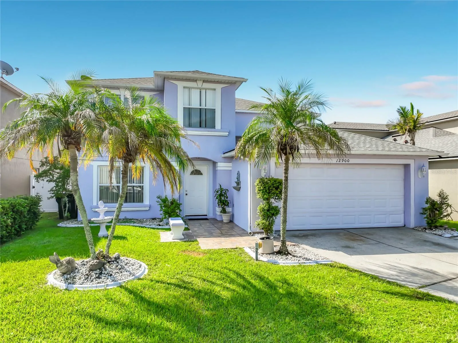 Front of the home. Gorgeous Palm trees!