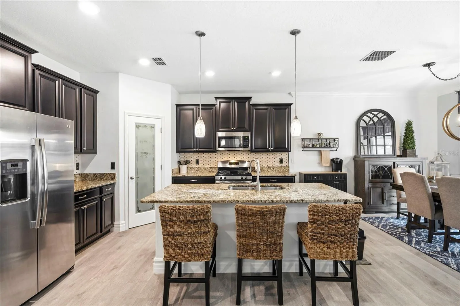 Kitchen - Countertop Dining