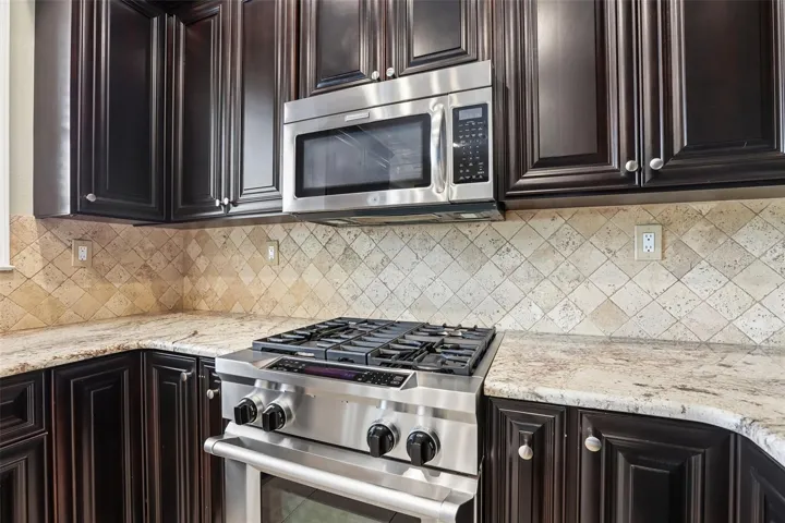 Kitchen w/ gas range