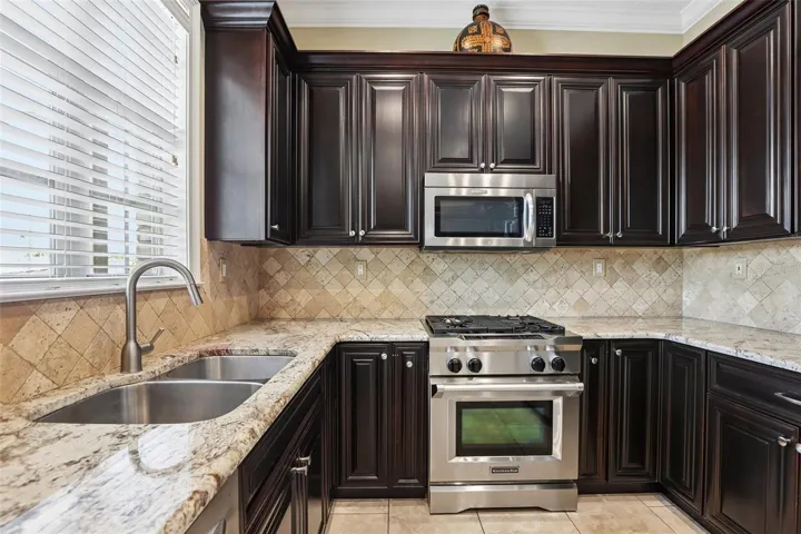 Kitchen w/ gas range close