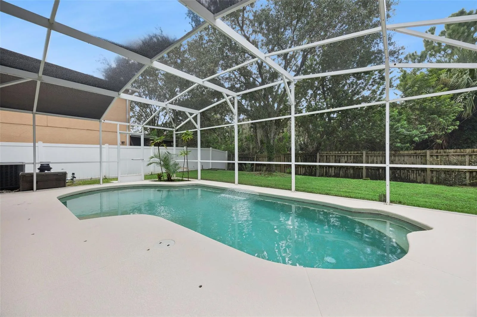 Pool/ Lanai