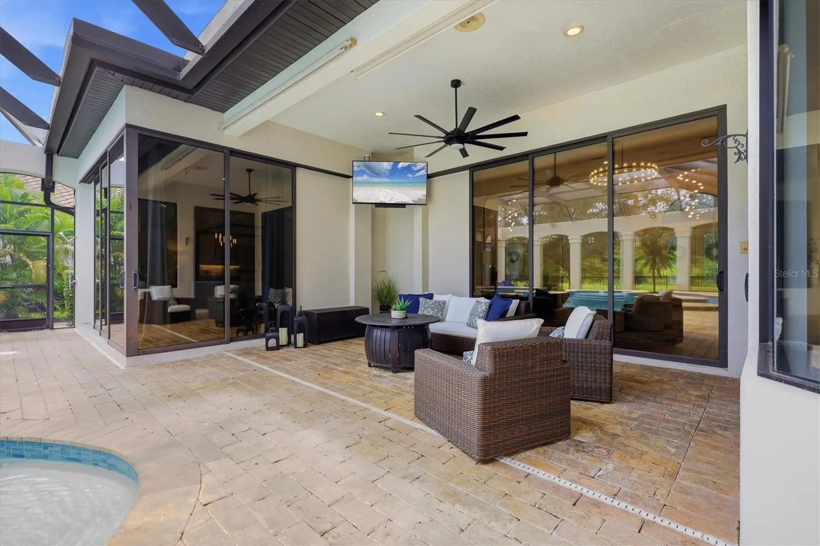 Multiple covered areas in Lanai for relaxing