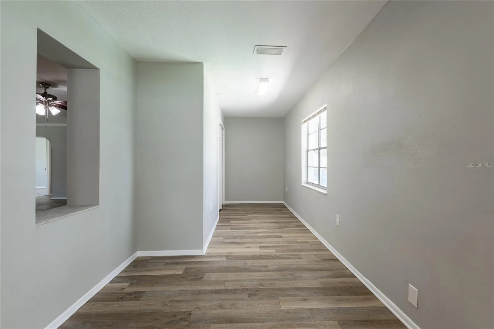 Alcove that would make a great home office!