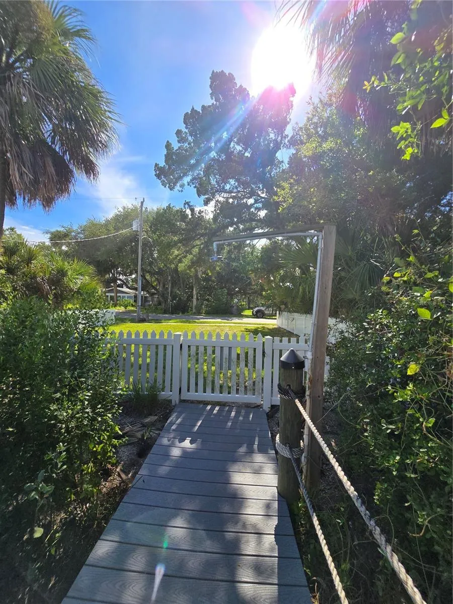 Entrance and shower to dock