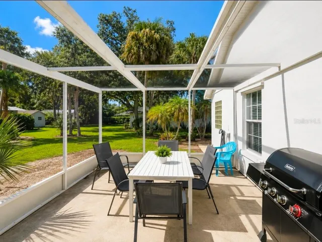 Screened in porch area