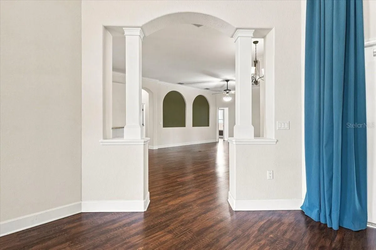 opening from living room to kitchen and family room