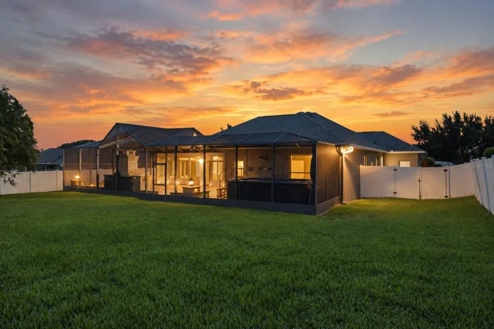 Huge fenced backyard with no rear neighbors