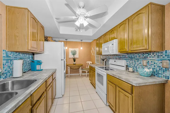 Lots of room in this kitchen!