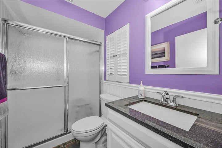 En suite bath in primary bedroom