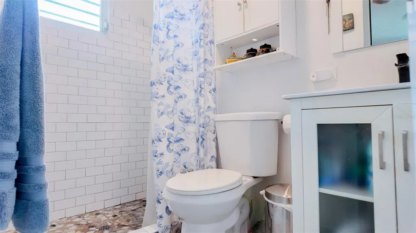 masterroom bathroom