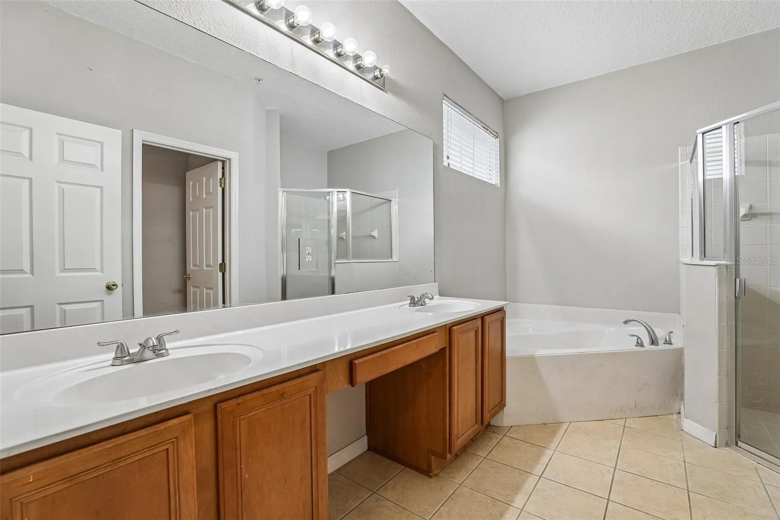 Primary en-suite bath.