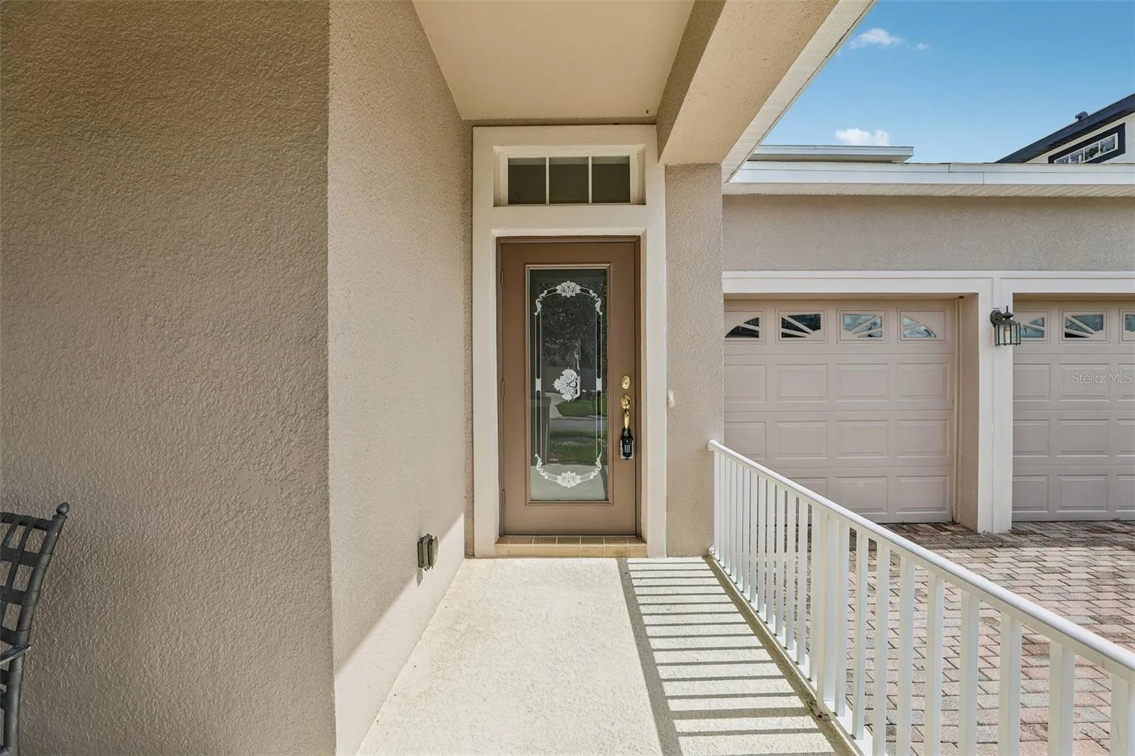 Covered front porch enrtry.