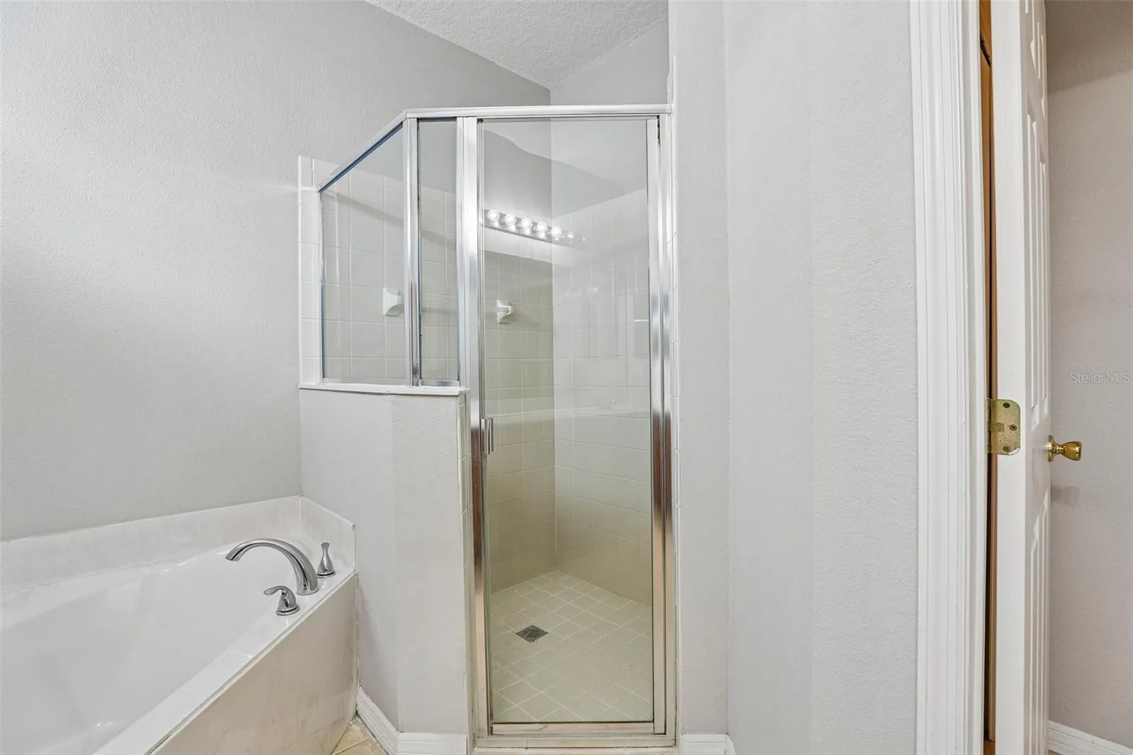 Primary en-suite bath.