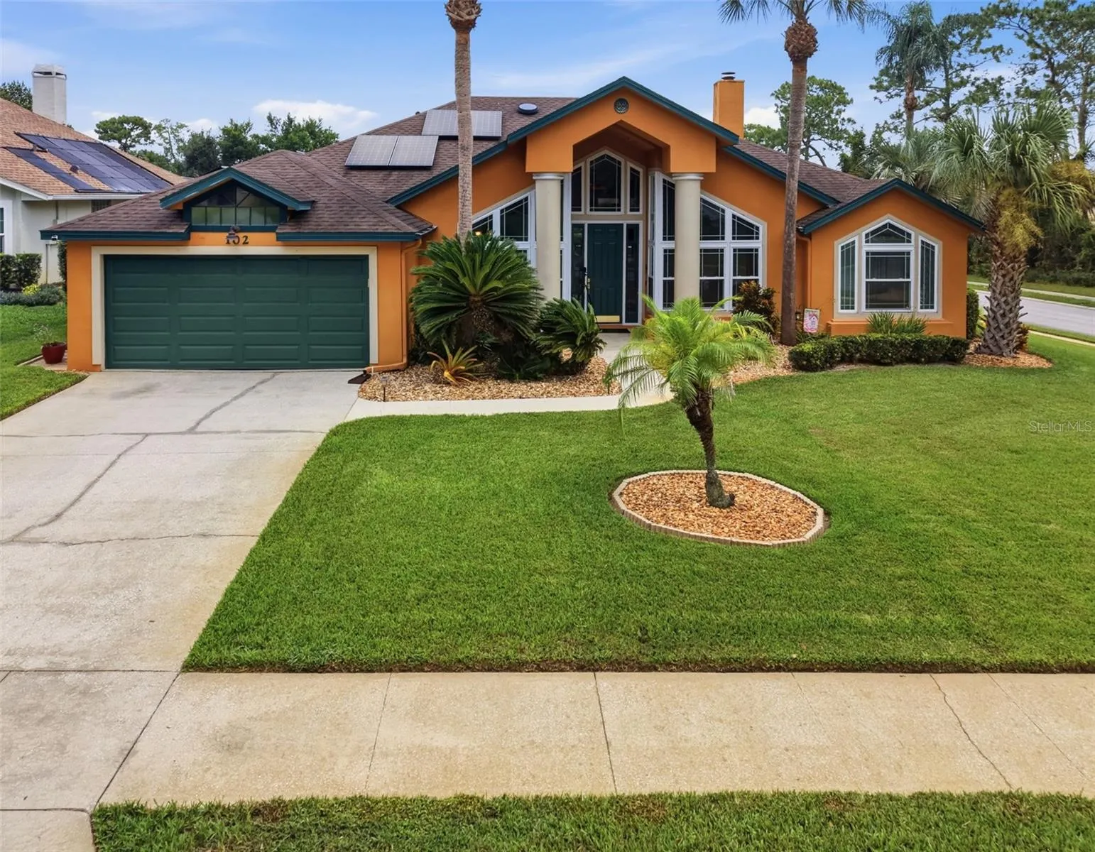 Front view, look at that landscaping!