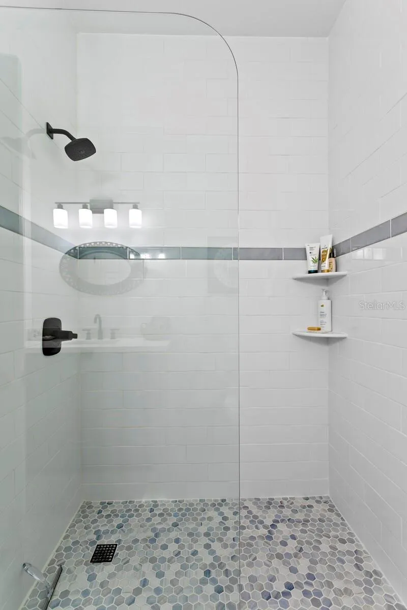 Walk-in shower frameless