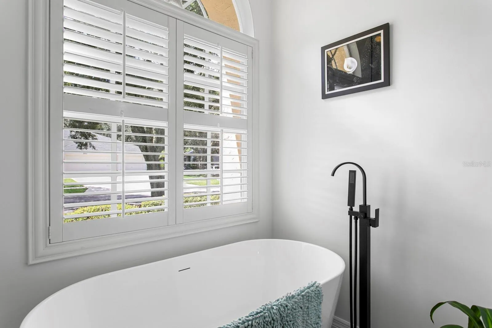 Soaking tub Primary (2) bath