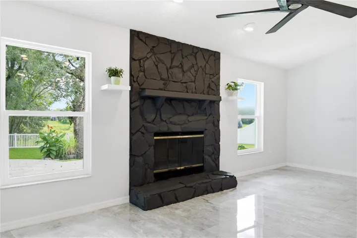 Unstaged Fireplace Seating
