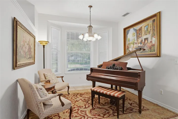 Dining room/flex space