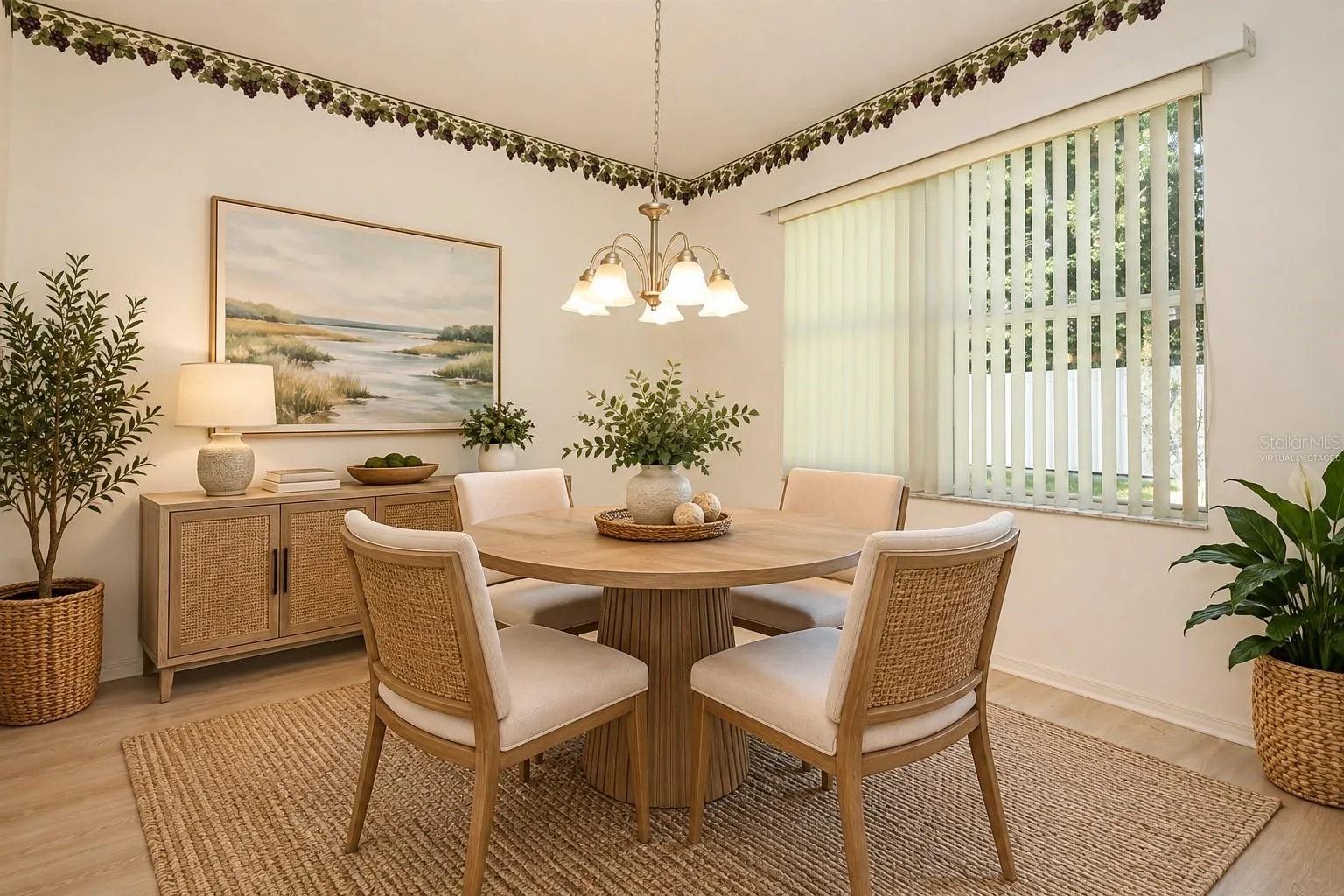 VIRTUALLY STAGED DINING ROOM