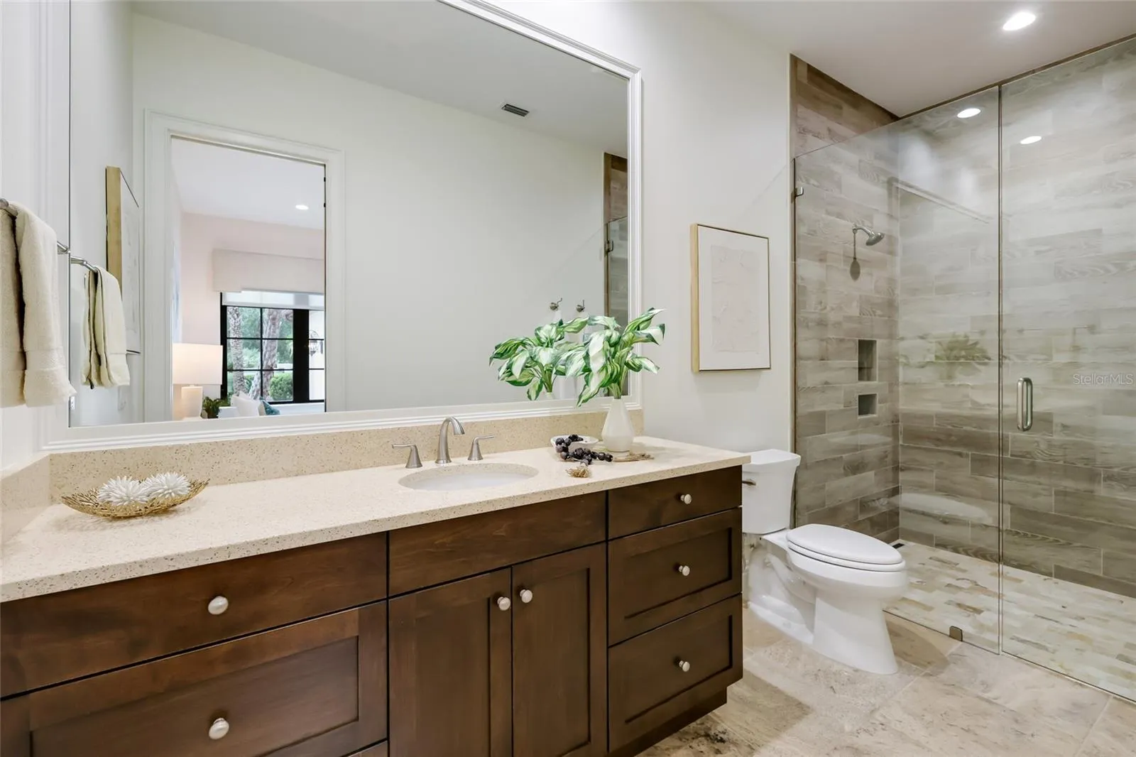 Guest room 1 en suite bath