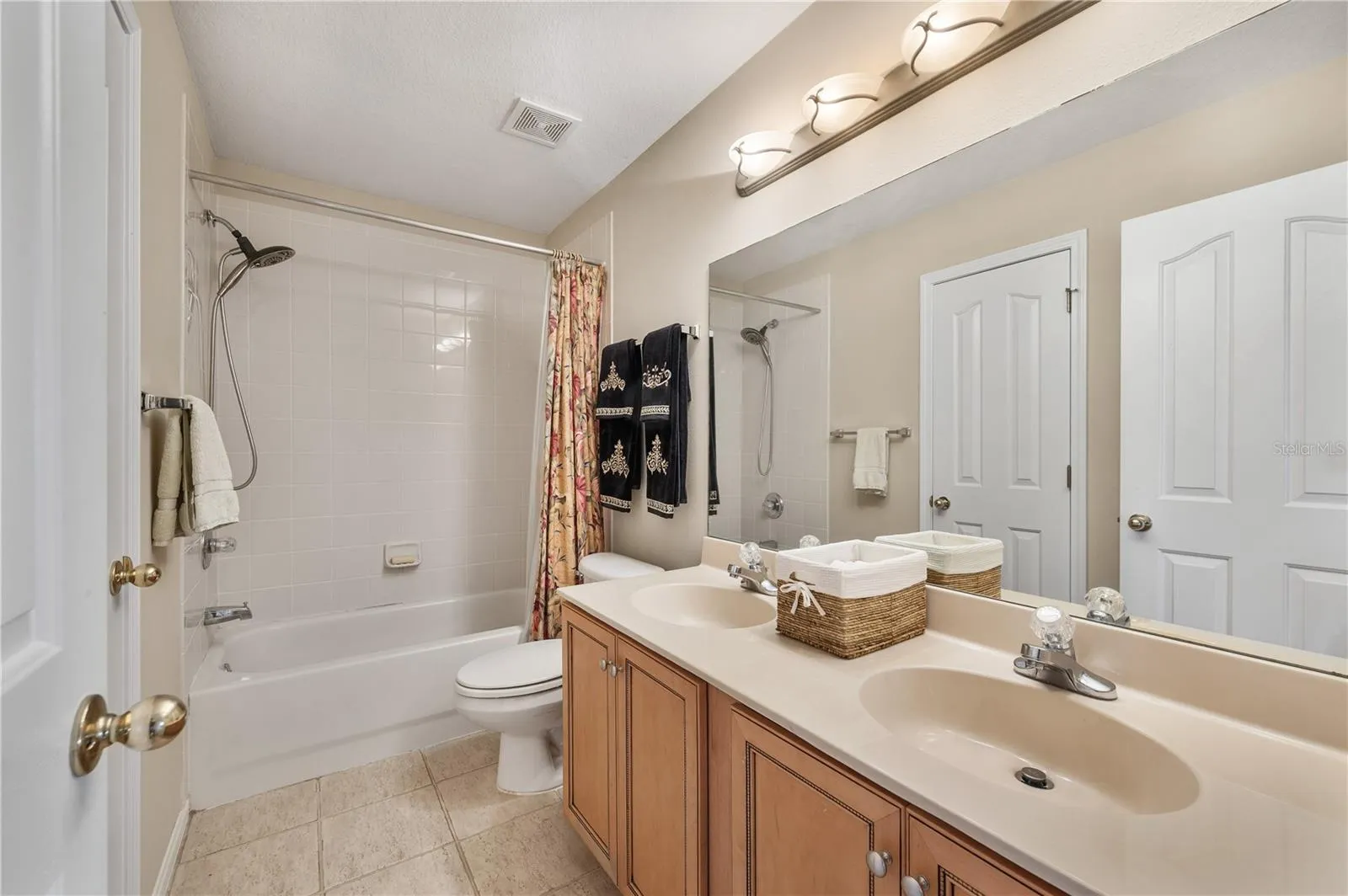 The 2nd floor full bath room