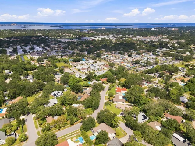 Easy access to Edgewater, Downtown Dunedin and Beaches