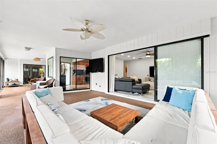 Large Screened in Lanai with indoor/outdoor living