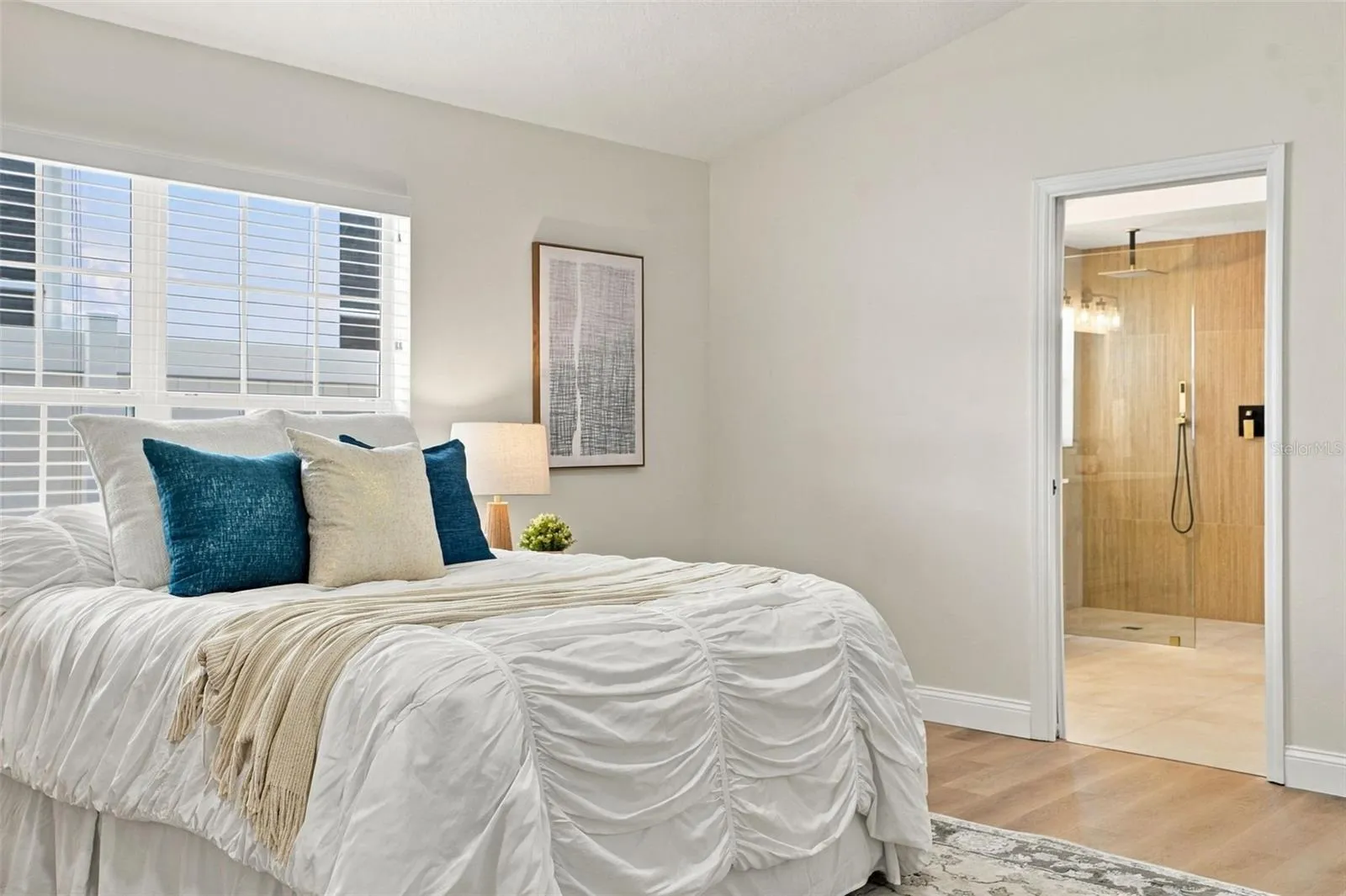 Primary suite with ensuite bathroom.