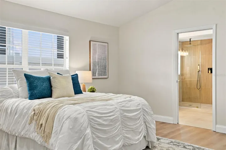 Primary suite with ensuite bathroom.