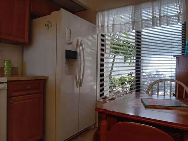 Casual dining area in kitchen.