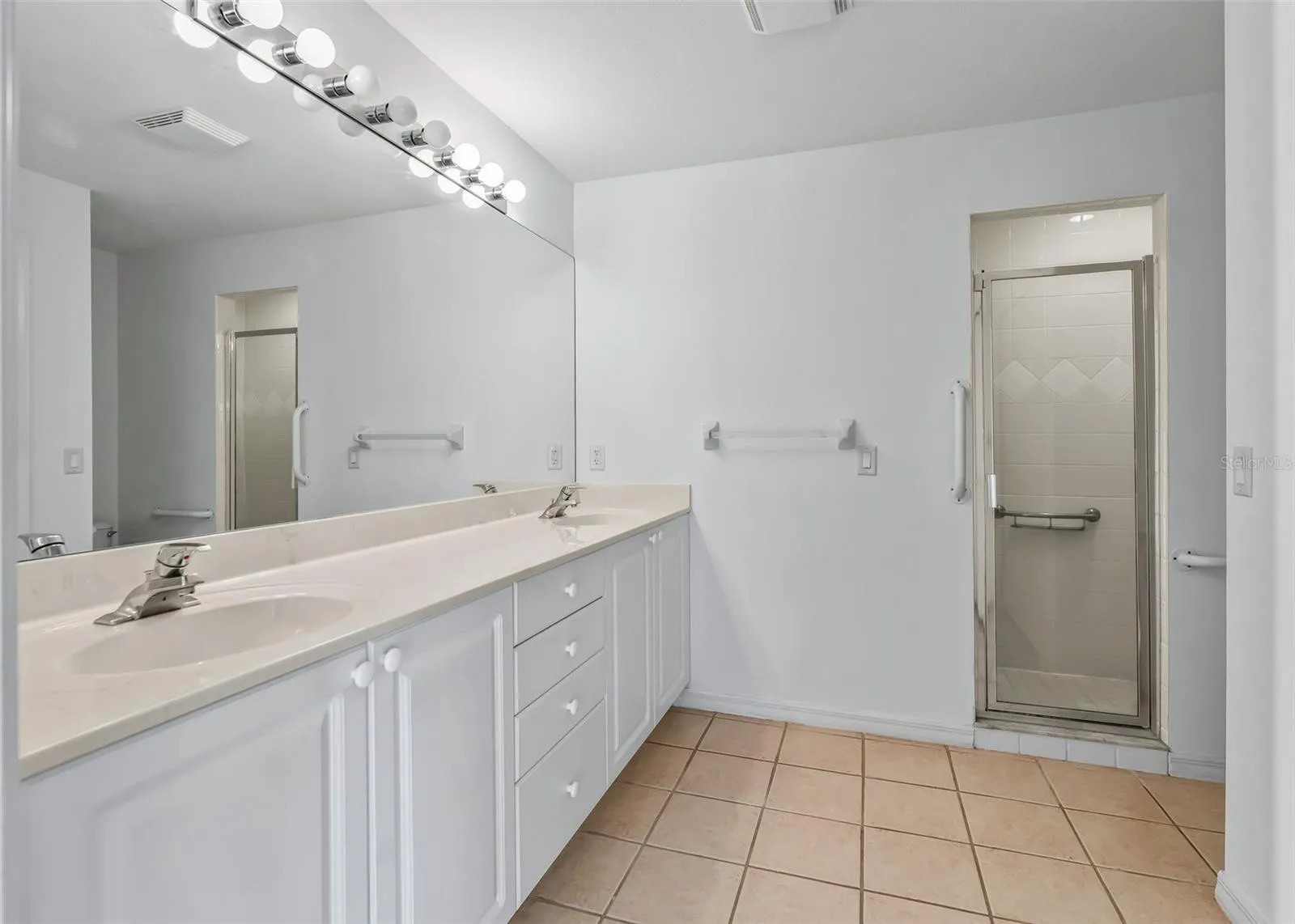 Primary bath wih double sinks