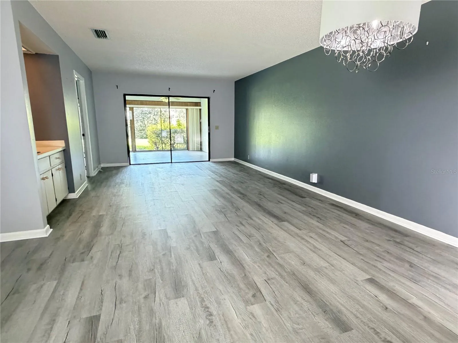 living room/dining area
