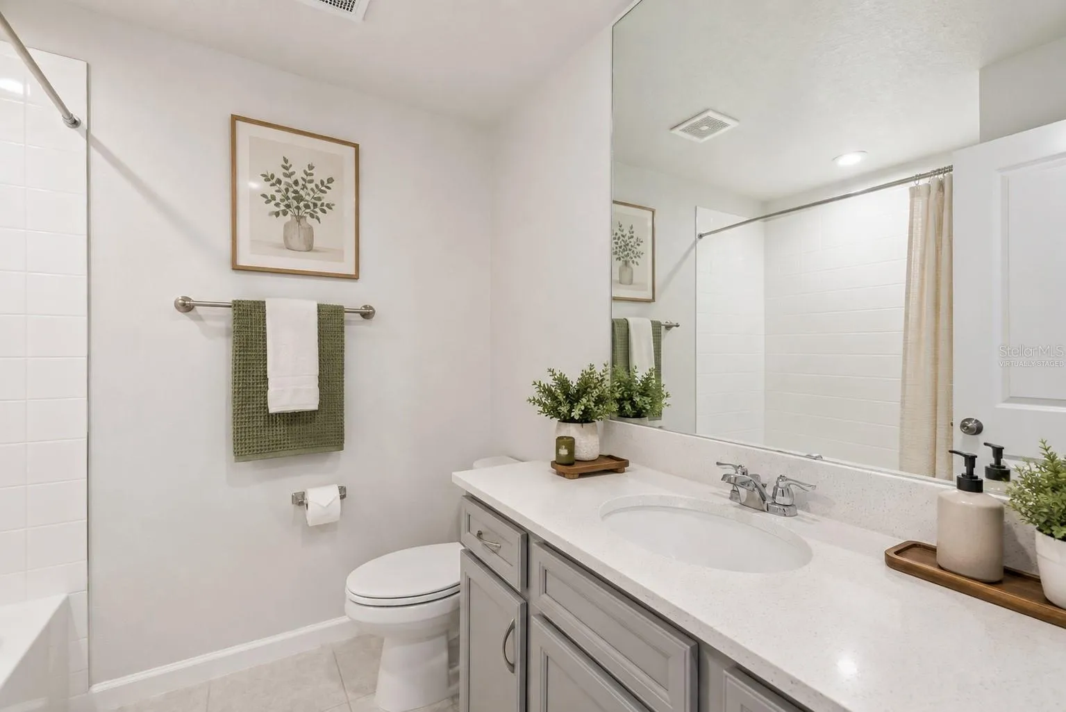 2ND FLOOR BATHROOM/TUBvirtually staged