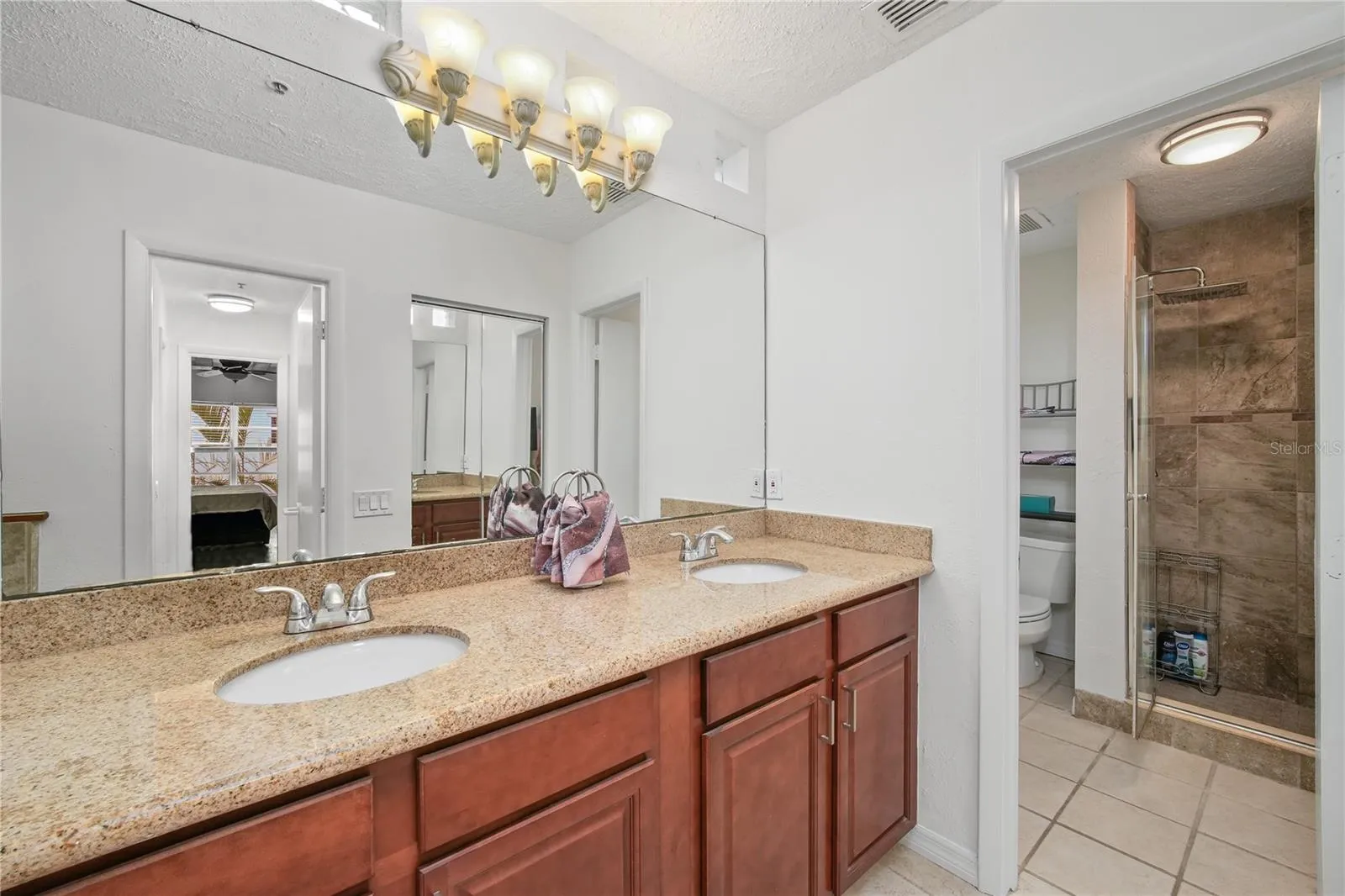 Primary bath, dual dinks and shower