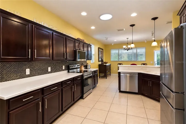 Beautiful &amp; Spacious Kitchen