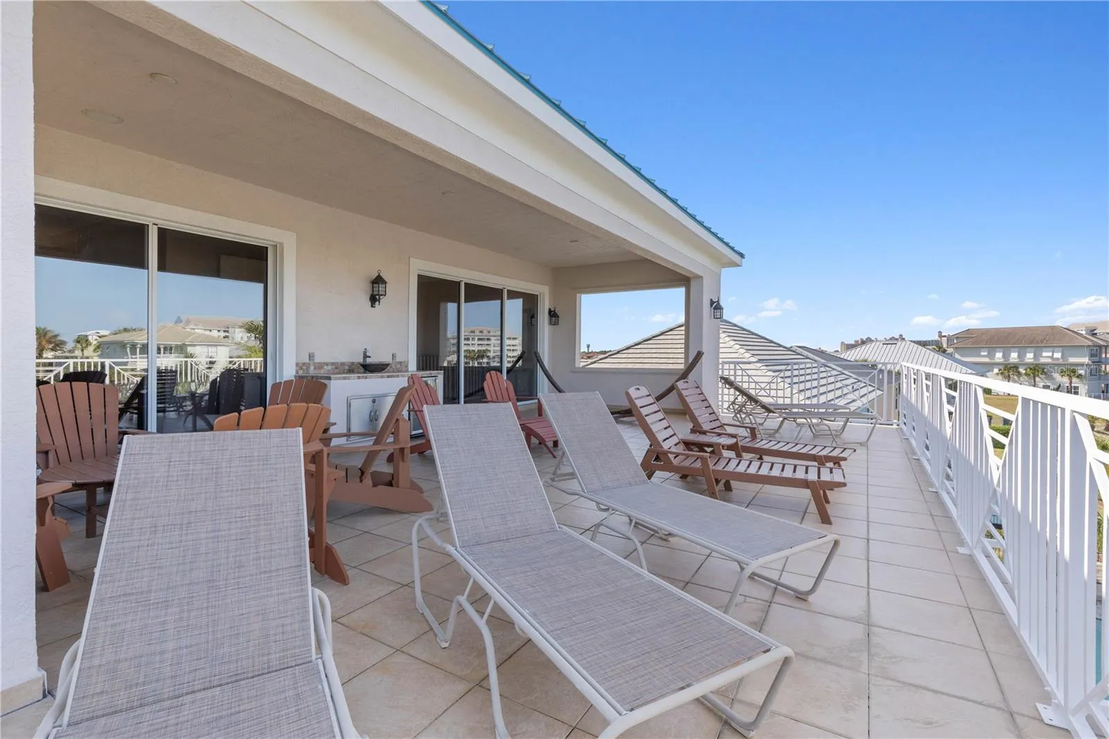 Expansive 3rd floor balcony
