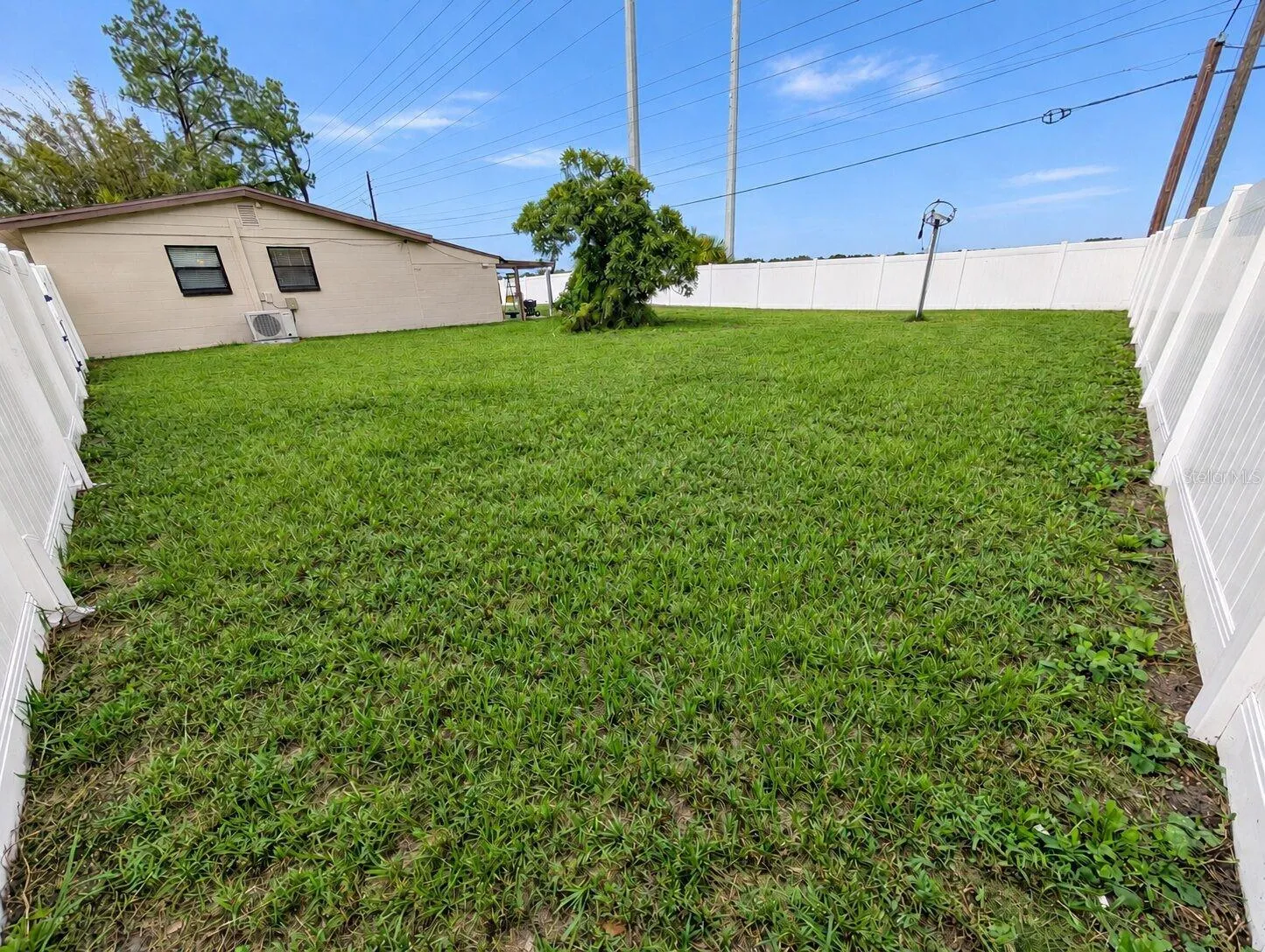 Huge side yard to the right.