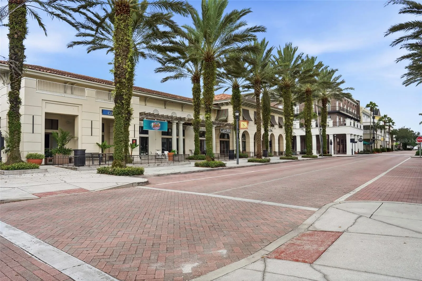 Palm-lined streets, restaurants and neighborhood amenities capture the walkable Baldwin Park lifestyle.