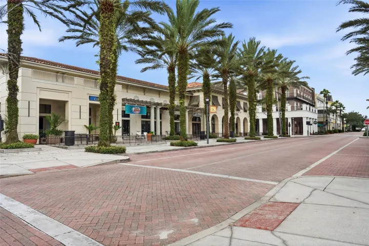 Palm-lined streets, restaurants and neighborhood amenities capture the walkable Baldwin Park lifestyle.