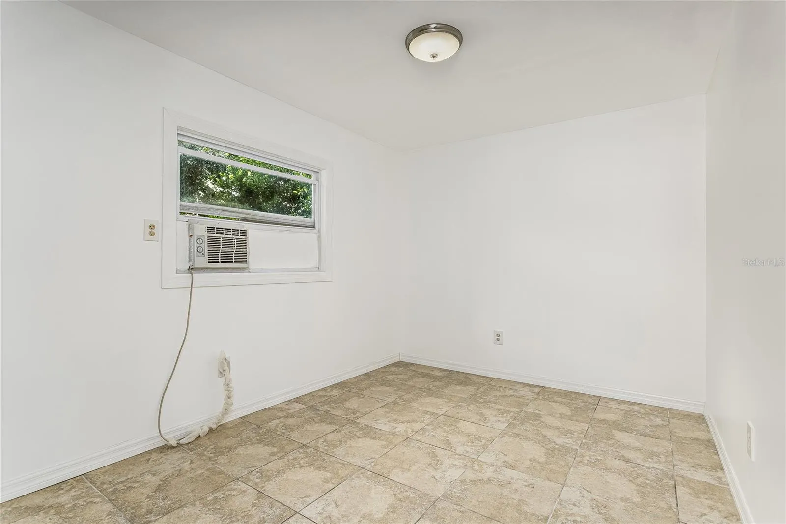 Second bedroom.